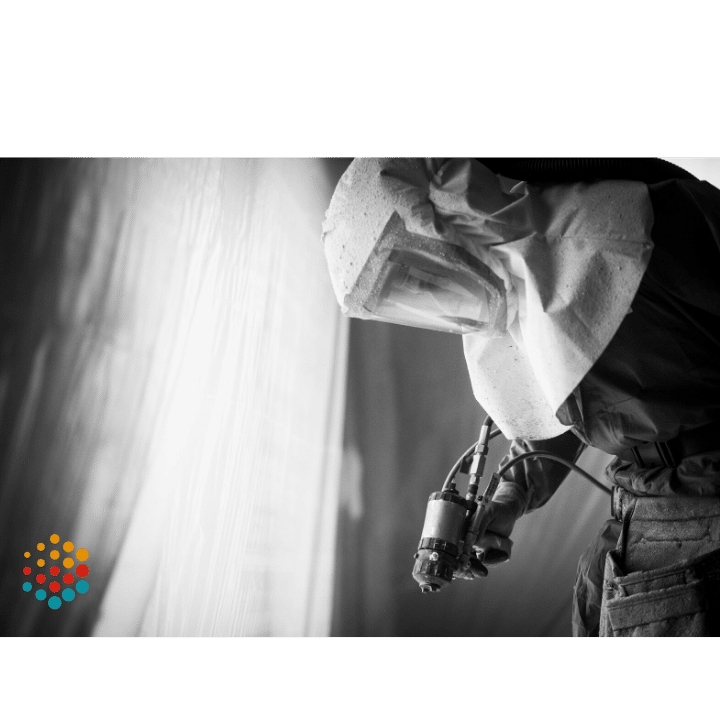 Technicien ISOPROM réalisant une isolation par Mousse Polyuréthane Prohetée