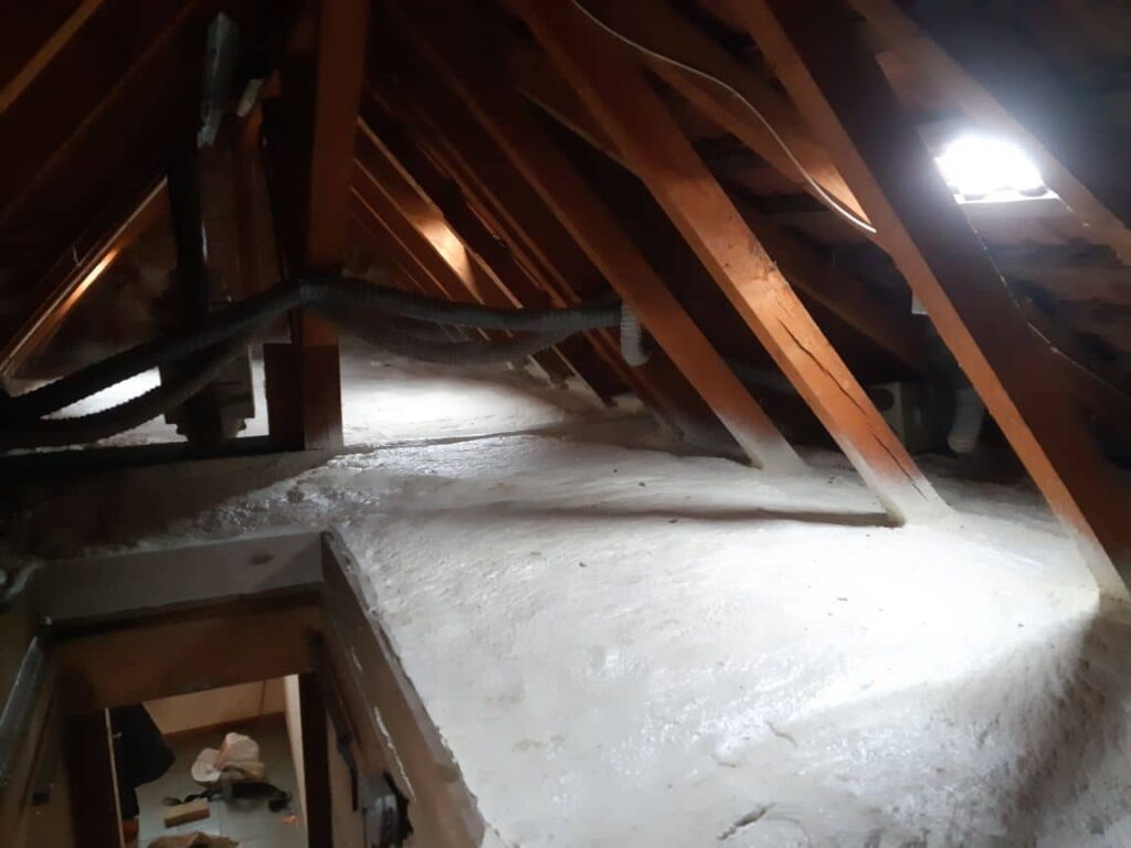 Combles perdus isolés avec de la mousse polyuréthane projetée ISOPROM Alsace